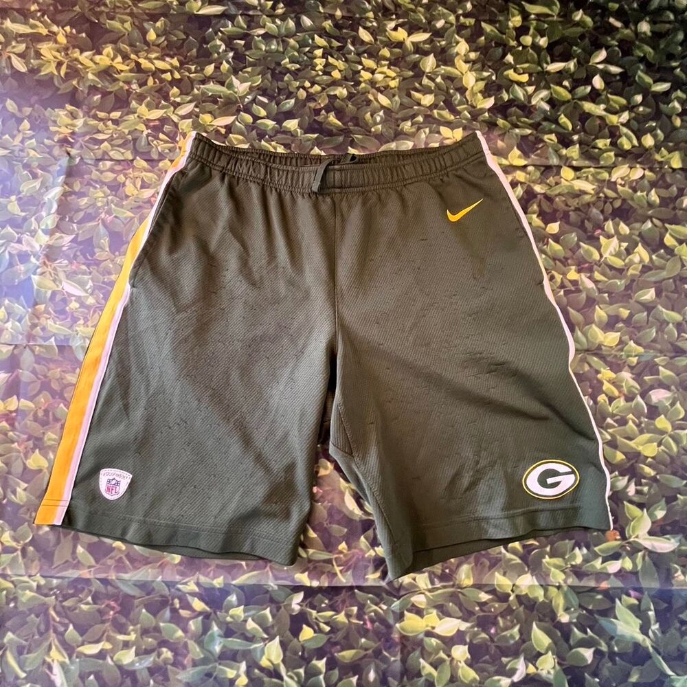 Nike Men's Green and Khaki Shorts